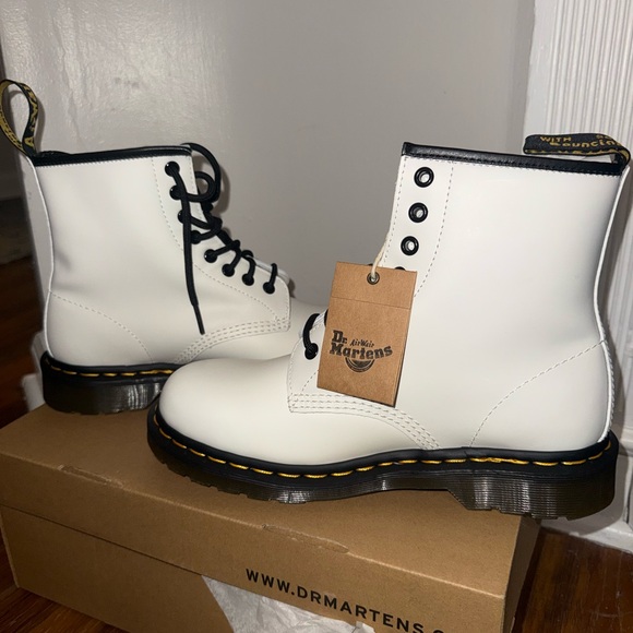 NIB Dr. Martens 1460 White Smooth Leather Lace Up Boot - Picture 8 of 10